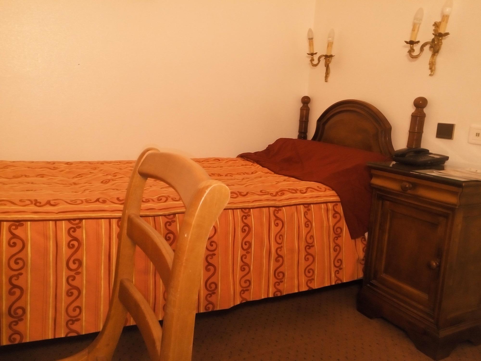 Hotel La Sanguine ปารีส ภายนอก รูปภาพ